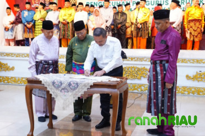 Gubenur Riau Hadiri langsung Pengukuhan FKPMR Periode 2025-2030, kayuh Kompak Riau Bedelau